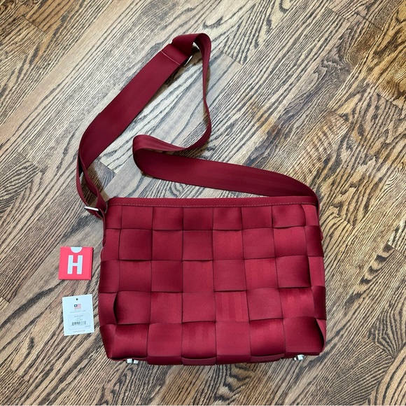 Harvey’s ruby messenger seatbelt bag NWOT EUC $124 - Picture 3 of 9